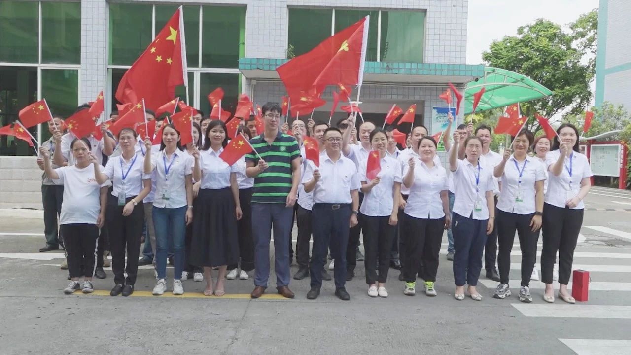 09-天顺娱乐党支部全体党员齐唱《没有共产党就没有新中国》合影02